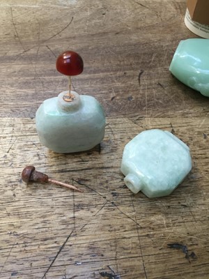 Lot 375 - A SMALL COLLECTION OF CHINESE SNUFF BOTTLES.