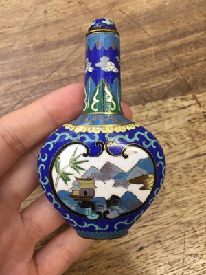 Lot 375 - A SMALL COLLECTION OF CHINESE SNUFF BOTTLES.