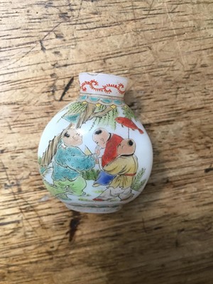 Lot 375 - A SMALL COLLECTION OF CHINESE SNUFF BOTTLES.