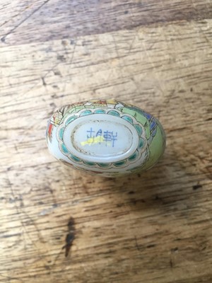 Lot 375 - A SMALL COLLECTION OF CHINESE SNUFF BOTTLES.