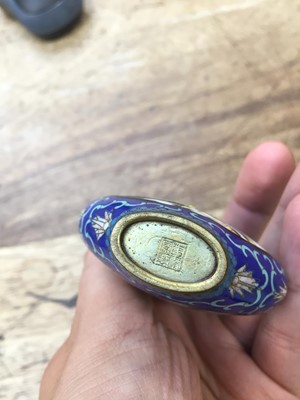 Lot 375 - A SMALL COLLECTION OF CHINESE SNUFF BOTTLES.