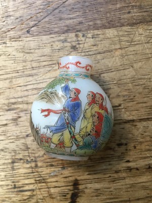 Lot 375 - A SMALL COLLECTION OF CHINESE SNUFF BOTTLES.