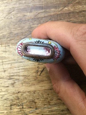 Lot 375 - A SMALL COLLECTION OF CHINESE SNUFF BOTTLES.