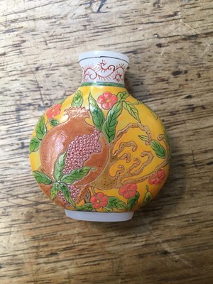 Lot 375 - A SMALL COLLECTION OF CHINESE SNUFF BOTTLES.