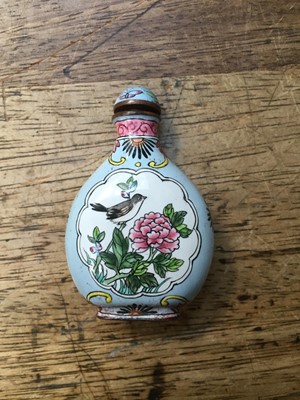 Lot 375 - A SMALL COLLECTION OF CHINESE SNUFF BOTTLES.