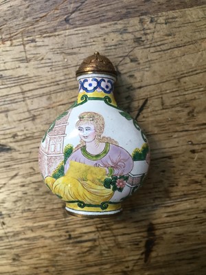 Lot 375 - A SMALL COLLECTION OF CHINESE SNUFF BOTTLES.