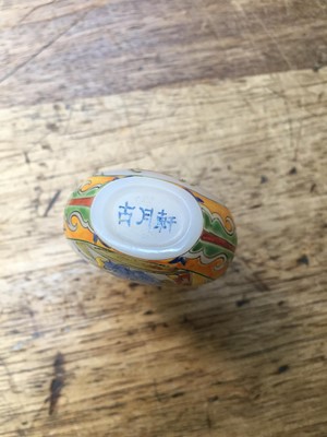 Lot 375 - A SMALL COLLECTION OF CHINESE SNUFF BOTTLES.