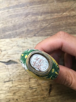 Lot 375 - A SMALL COLLECTION OF CHINESE SNUFF BOTTLES.