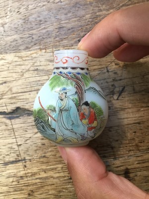 Lot 375 - A SMALL COLLECTION OF CHINESE SNUFF BOTTLES.