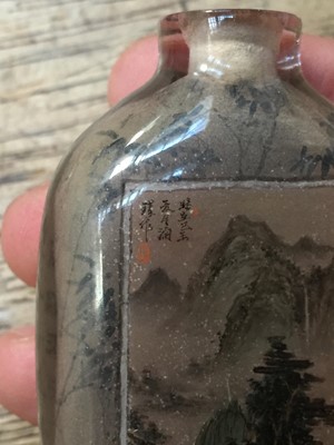 Lot 375 - A SMALL COLLECTION OF CHINESE SNUFF BOTTLES.