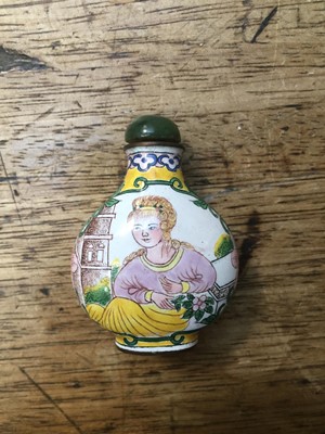 Lot 375 - A SMALL COLLECTION OF CHINESE SNUFF BOTTLES.