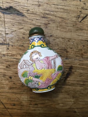 Lot 375 - A SMALL COLLECTION OF CHINESE SNUFF BOTTLES.