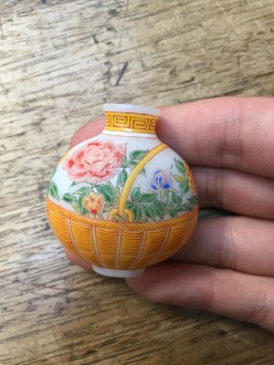 Lot 375 - A SMALL COLLECTION OF CHINESE SNUFF BOTTLES.