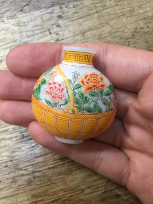 Lot 375 - A SMALL COLLECTION OF CHINESE SNUFF BOTTLES.