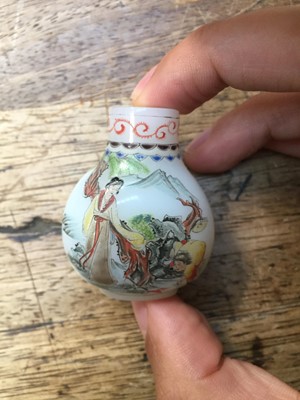 Lot 375 - A SMALL COLLECTION OF CHINESE SNUFF BOTTLES.