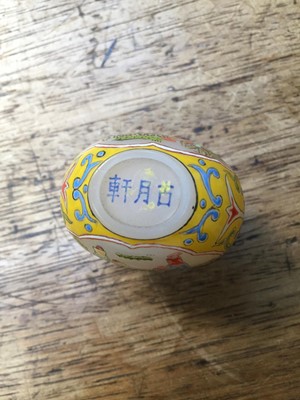 Lot 375 - A SMALL COLLECTION OF CHINESE SNUFF BOTTLES.