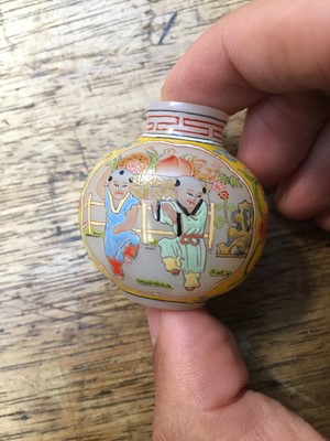 Lot 375 - A SMALL COLLECTION OF CHINESE SNUFF BOTTLES.