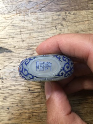 Lot 375 - A SMALL COLLECTION OF CHINESE SNUFF BOTTLES.