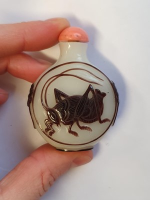 Lot 413 - A CHINESE BROWN OVERLAY BEIJING GLASS 'CRICKET' SNUFF BOTTLE.