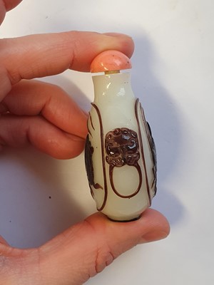 Lot 413 - A CHINESE BROWN OVERLAY BEIJING GLASS 'CRICKET' SNUFF BOTTLE.