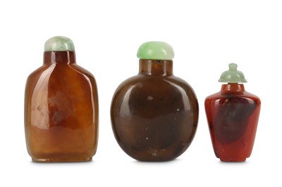Lot 621 - THREE CHINESE AGATE SNUFF BOTTLES.
