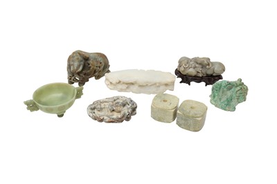Lot 506 - EIGHT CHINESE JADE AND HARDSTONE CARVINGS.