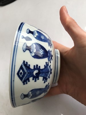 Lot 339 - A CHINESE BLUE AND WHITE 'HUNDRED VASES' BOWL.