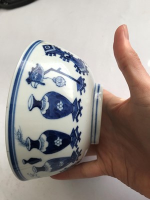 Lot 339 - A CHINESE BLUE AND WHITE 'HUNDRED VASES' BOWL.