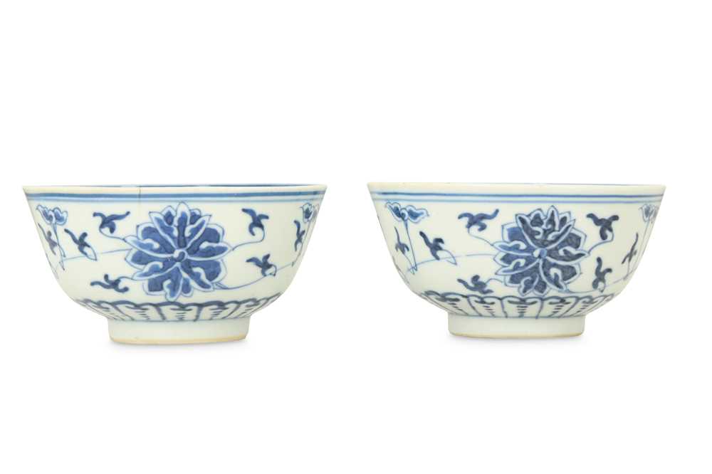 Lot 426 - A PAIR OF CHINESE BLUE AND WHITE 'LOTUS' BOWLS.