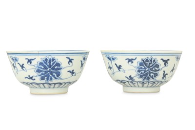 Lot 530 - A PAIR OF CHINESE BLUE AND WHITE 'LOTUS' BOWLS.