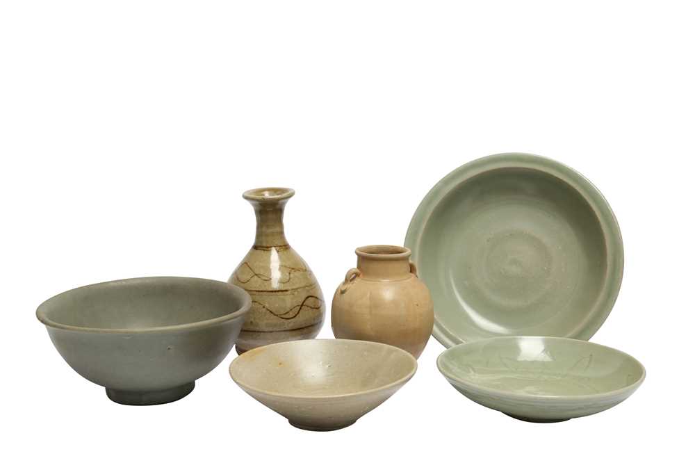 Lot 34 - A GROUP OF EARLY CHINESE CERAMICS.