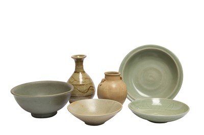 Lot 34 - A GROUP OF EARLY CHINESE CERAMICS.