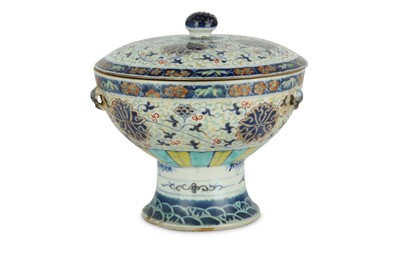 Lot 618 - A CHINESE DOUCAI STEM BOWL AND COVER.