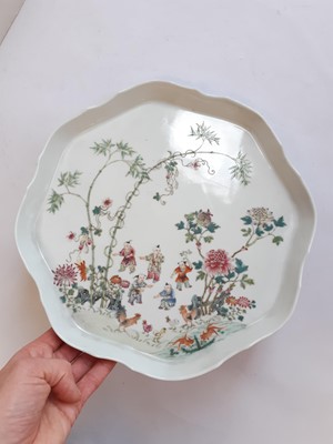 Lot 1 - A CHINESE FAMILLE ROSE TRAY.