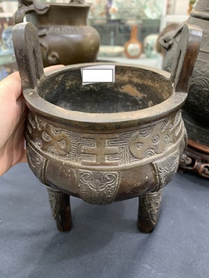 Lot 265 - A CHINESE BRONZE TRIPOD INCENSE BURNER, DING.