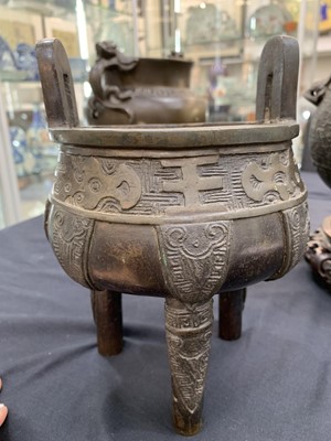 Lot 265 - A CHINESE BRONZE TRIPOD INCENSE BURNER, DING.
