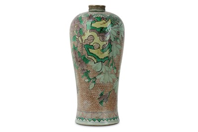 Lot 393 - A CHINESE WUCAI ‘BIRDS AND FLOWERS’ VASE,...