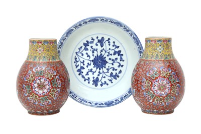 Lot 434 - A CHINESE BLUE AND WHITE 'LOTUS' DISH AND A PAIR OF FAMILLE ROSE VASES.