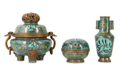 Lot 169 - A CHINESE CLOISONNÉ ENAMEL 'ISLAMIC CALLIGRAPHY' INCENSE SET, AN GONG.