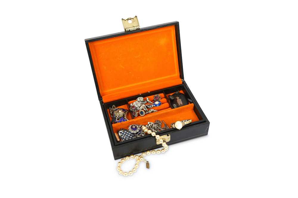 Lot 215 A collection of costume jewellery, including