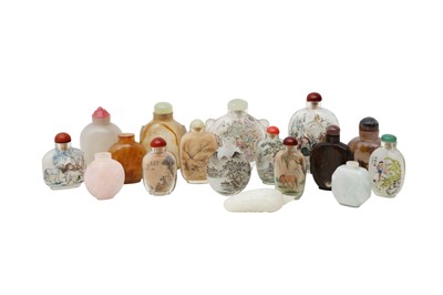 Lot 380 - A SMALL COLLECTION OF CHINESE SNUFF BOTTLES.