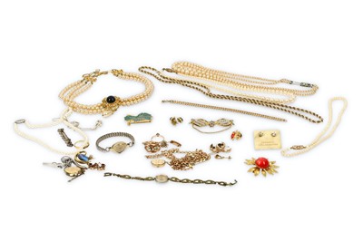 Lot 213 - A group of jewellery and a group of costume...
