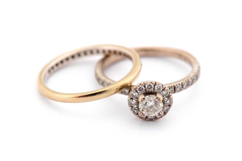Lot 4 - A diamond cluster ring and a diamond half...