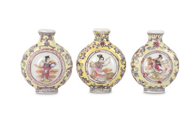 Lot 623 - A SET OF THREE CHINESE FAMILLE ROSE SNUFF BOTTLES.