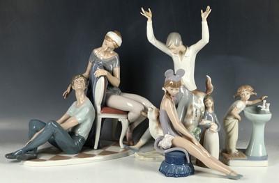 Lot 150 - A collection of 5 Lladro figures to include...