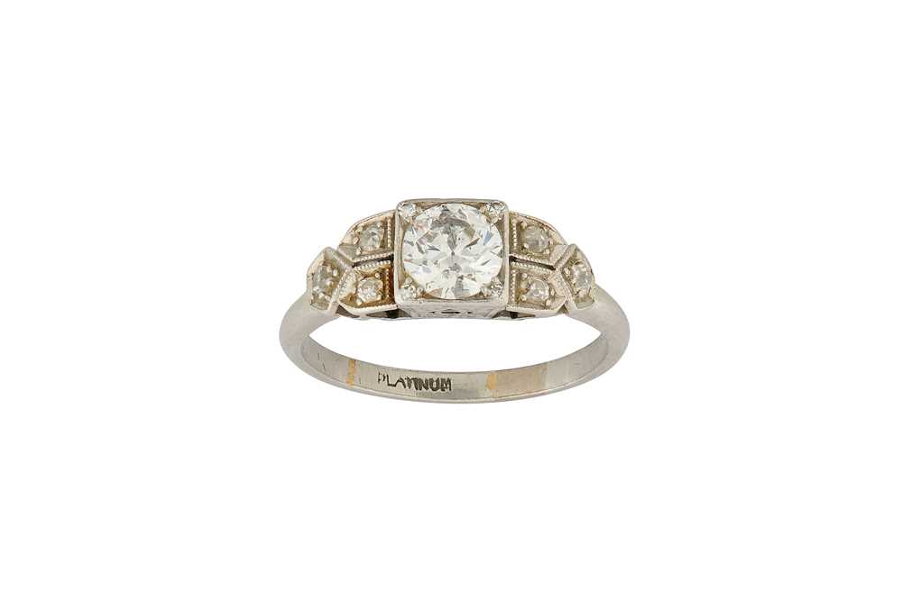 Lot 97 - A diamond single-stone ring The old...