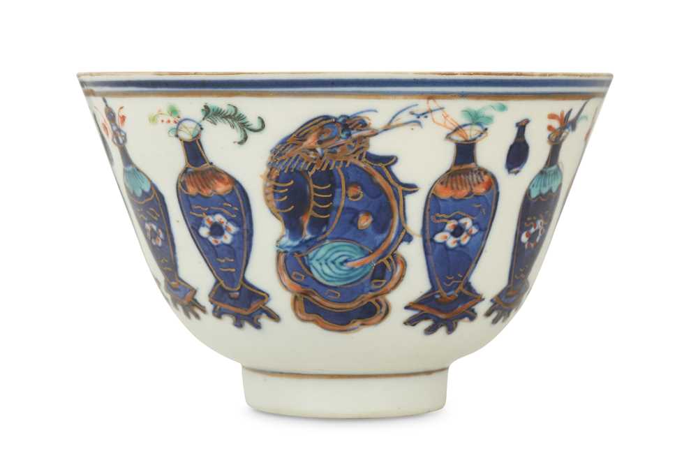 Lot 425 - A CHINESE BLUE AND WHITE 'PRECIOUS OBJECTS' BOWL.