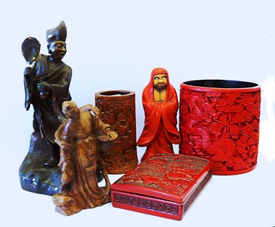 Lot 476 - A SMALL COLLECTION OF CHINESE LACQUER ITEMS AND FOUR FIGURES.
