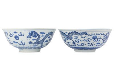 Lot 325 - A PAIR OF CHINESE BLUE AND WHITE 'DRAGON' BOWLS.