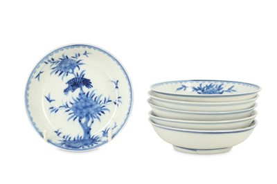 Lot 491 - A SET OF SIX CHINESE BLUE AND WHITE SAUCERS.